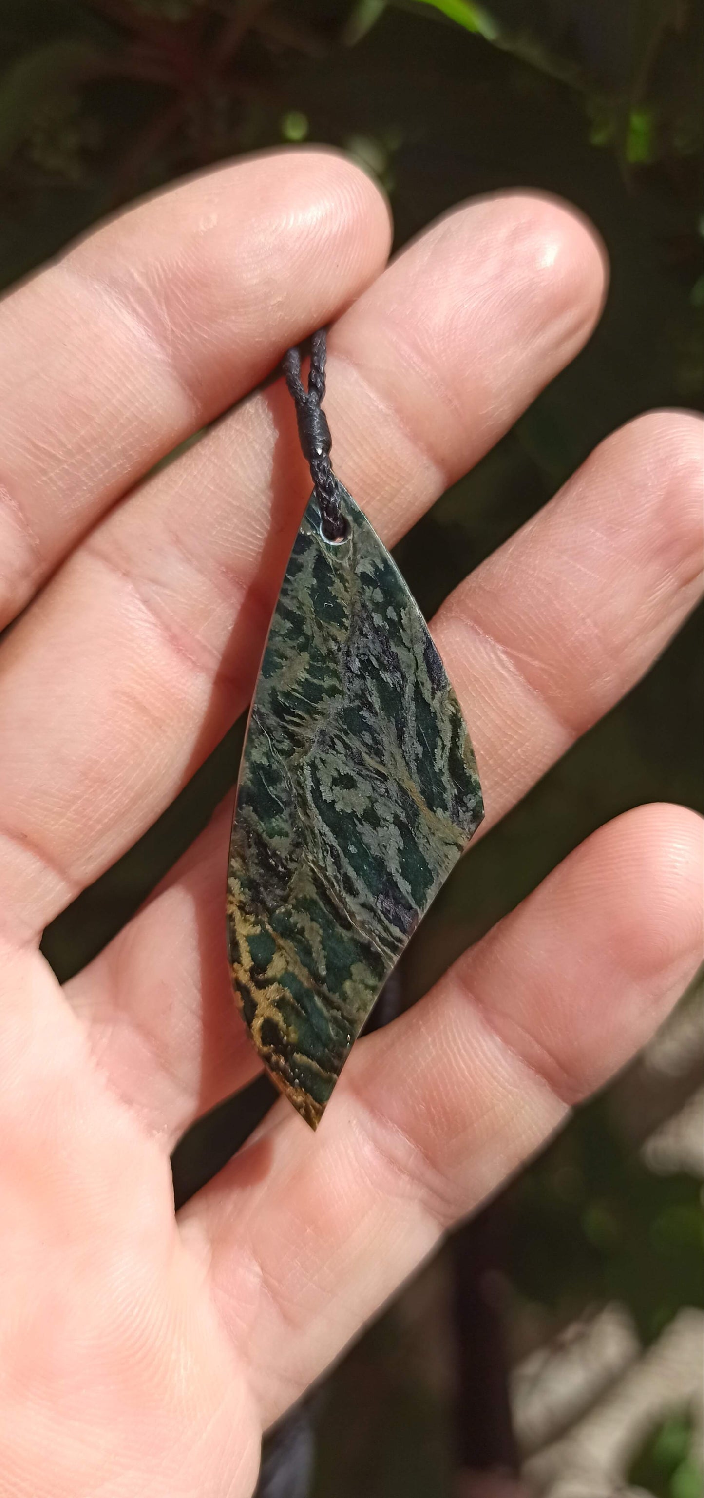 Pendentif de forme libre, Jade Italien