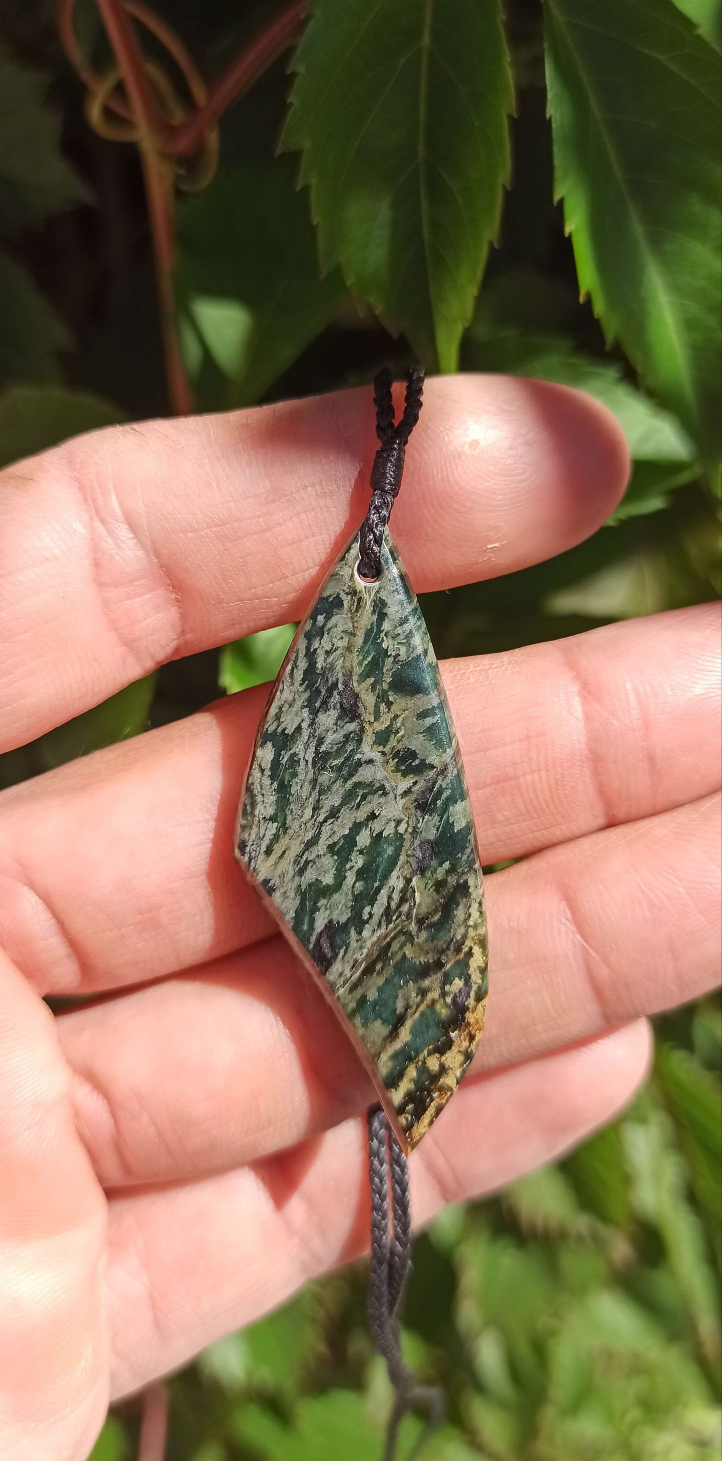 Pendentif de forme libre, Jade Italien