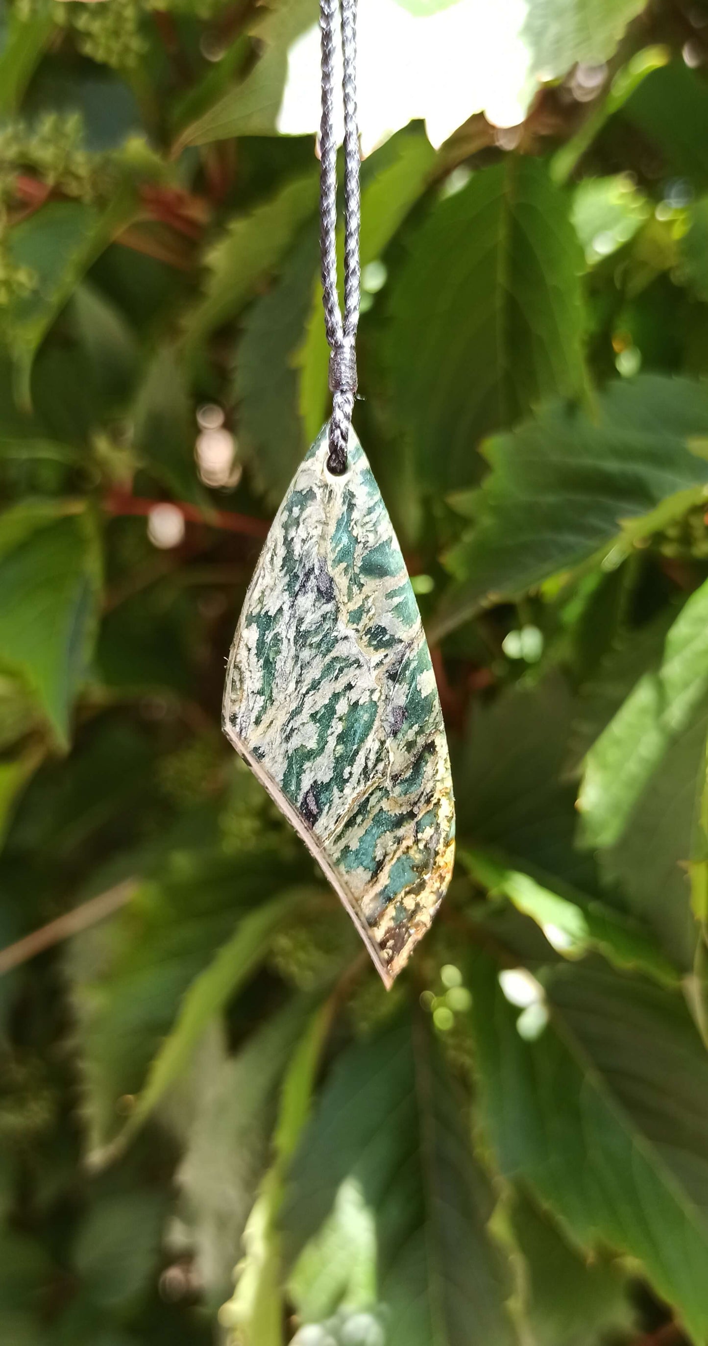 Pendentif de forme libre, Jade Italien