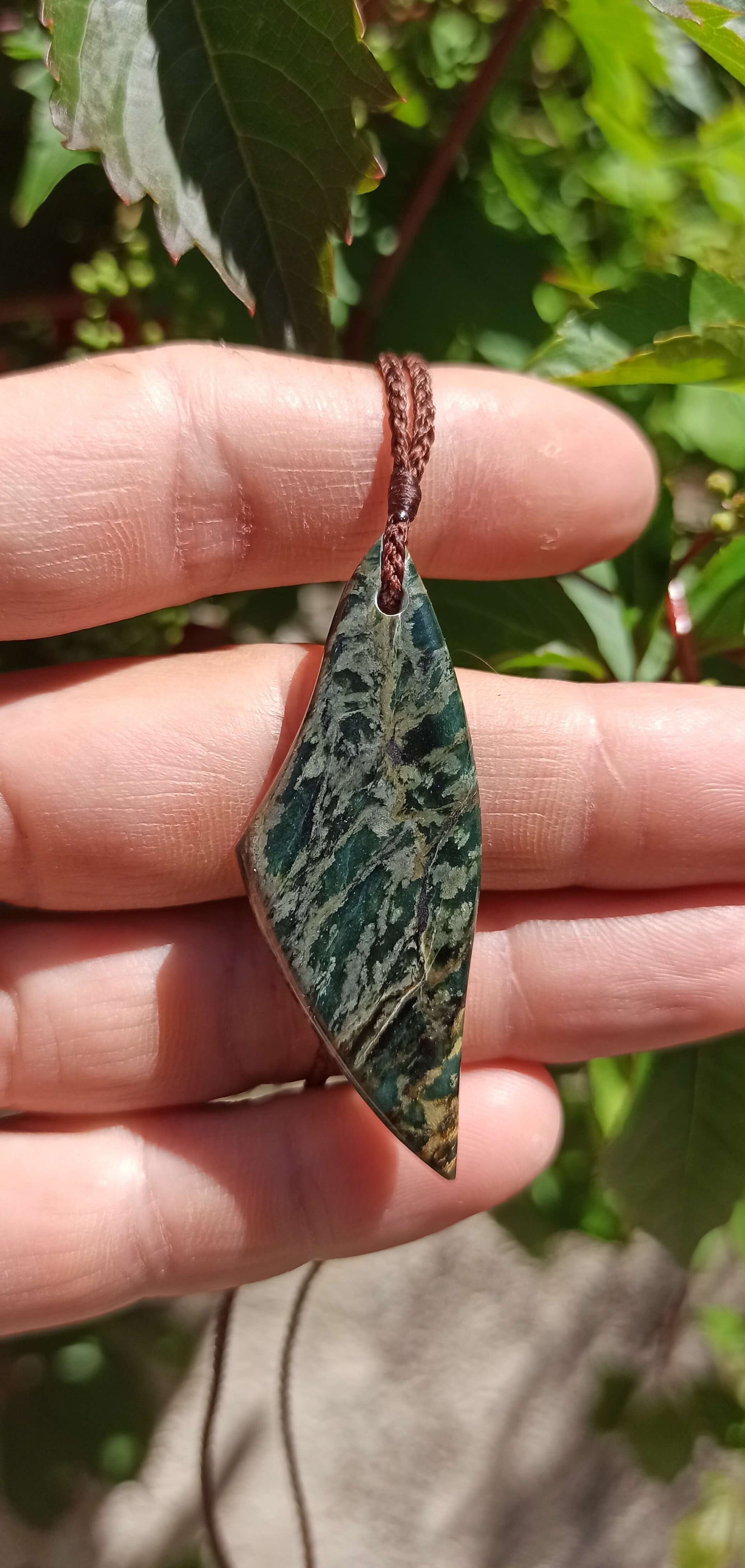 Pendentif de forme libre, Jade Italien
