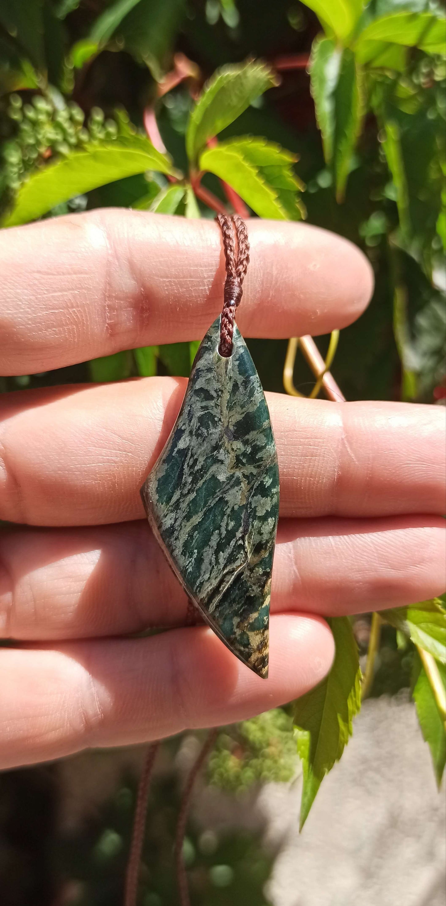 Pendentif de forme libre, Jade Italien