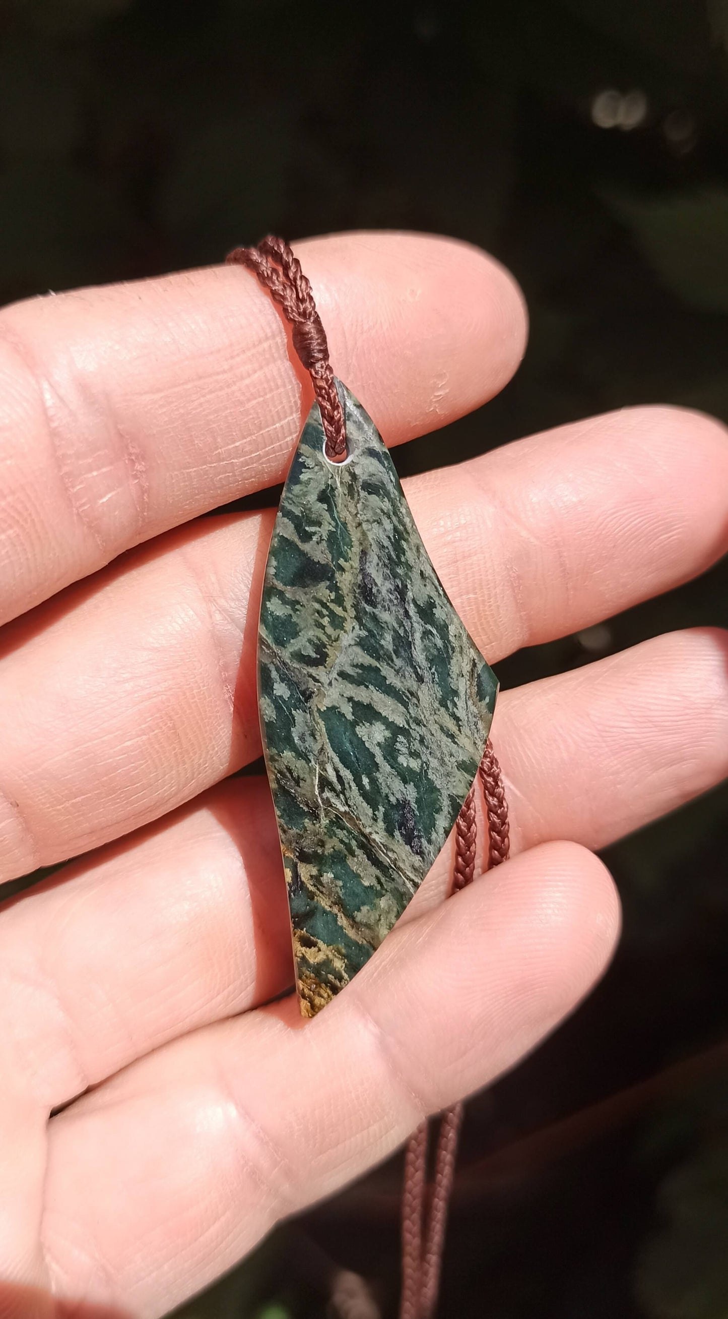 Pendentif de forme libre, Jade Italien