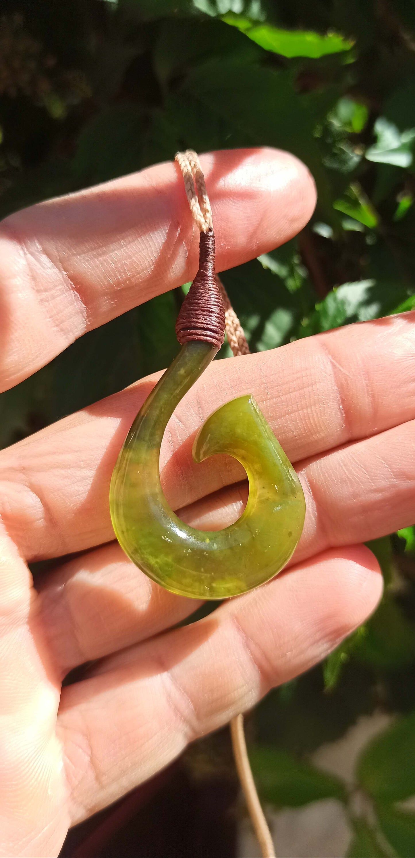Pendentif "Hei Matau" Vesuvianite