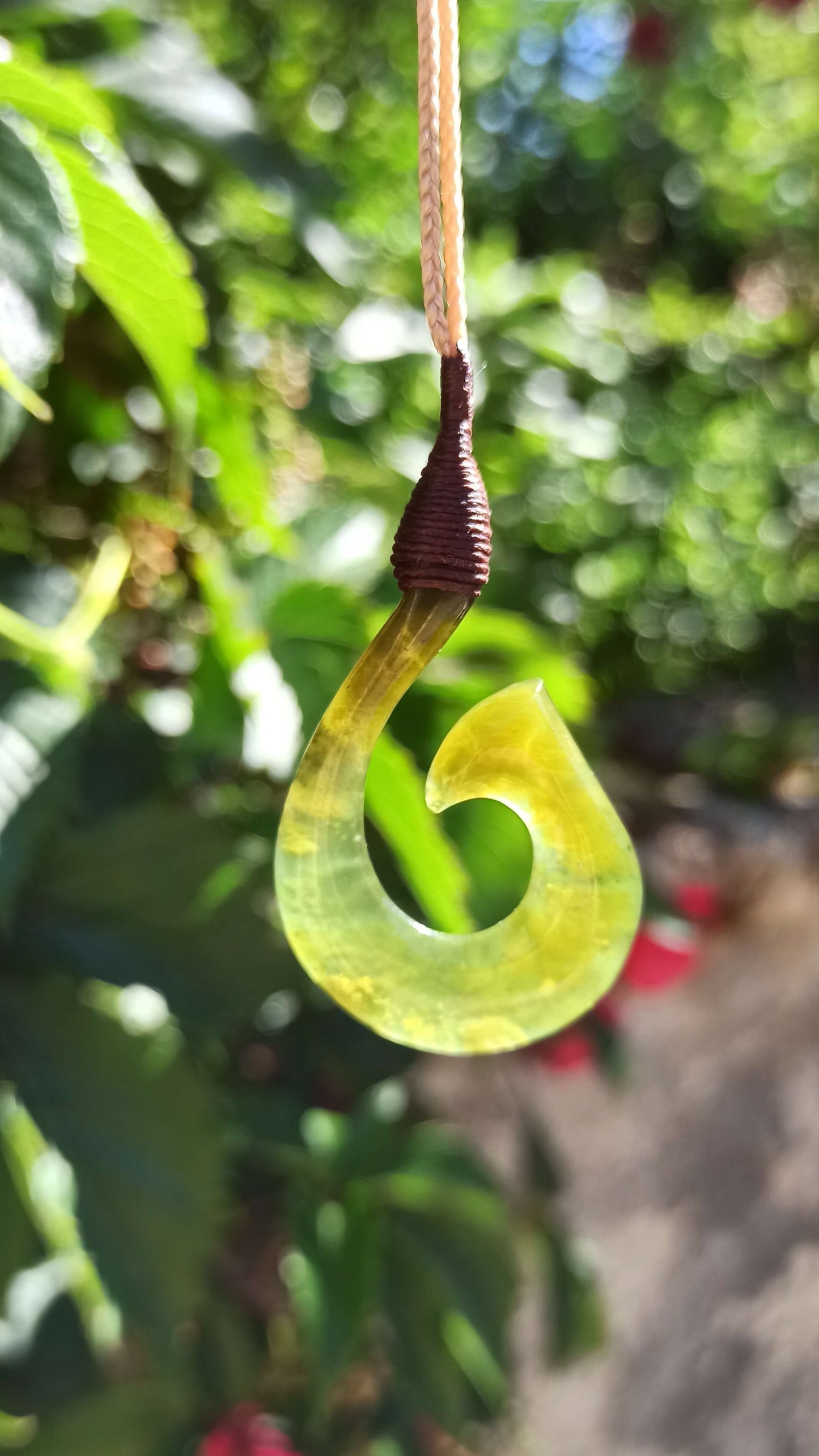 Pendentif "Hei Matau" Vesuvianite