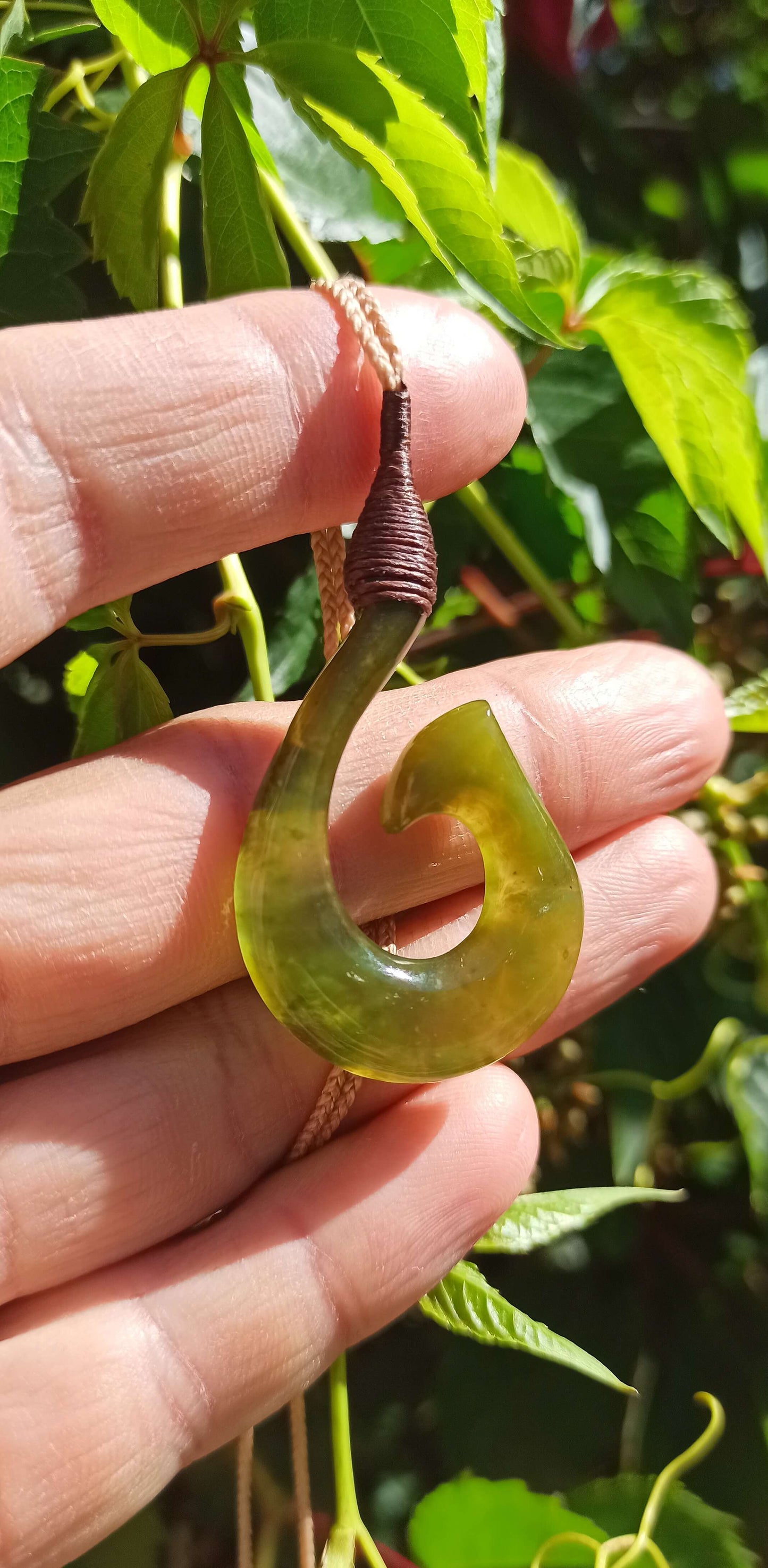 Pendentif "Hei Matau" Vesuvianite