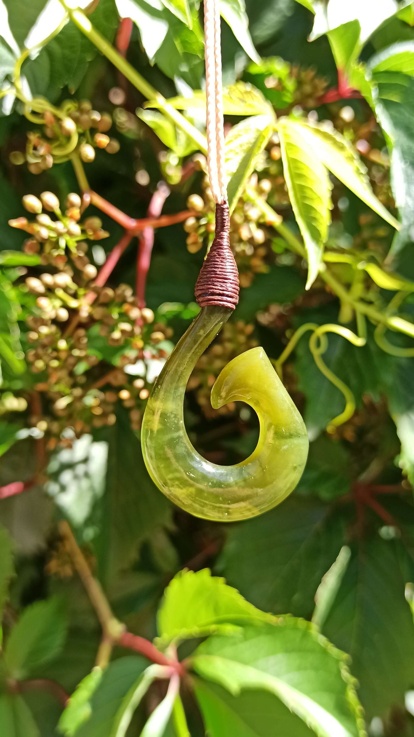 Pendentif "Hei Matau" Vesuvianite